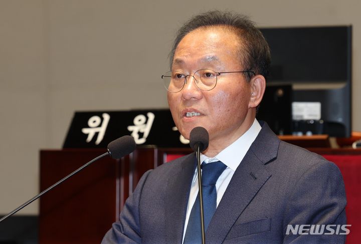 윤재옥 국민의힘 원내대표.&nbsp; [서울=뉴시스] 조성봉 기자 = 윤재옥 국민의힘 원내대표가 6일 오후 서울 여의도 국회에서 열린 국민의힘 정책의원총회에서 발언을 하고 있다. 2023.12.06. suncho21@newsis.com