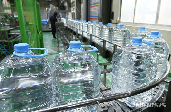 [안산=뉴시스] 김종택 기자 = 경기 안산시 금성이엔씨 요소수 생산공장에서 요소수가 생산되고 있다. 2023.12.06. jtk@newsis.com