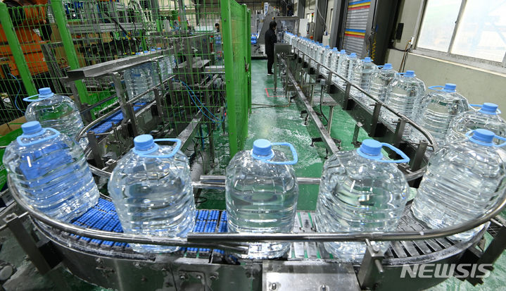 [안산=뉴시스] 김종택 기자 = 경기 안산시 금성이엔씨 요소수 생산공장에서 요소수가 생산되고 있다. 2023.12.06. jtk@newsis.com