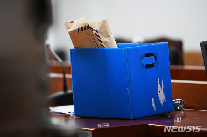 [광주=뉴시스] 이영주 기자 = 6일 오후 광주 광산구 광주경찰청 한 회의실에 광주지검이 확보한 압수수색 물품이 놓여있다. 검찰은 이날 수사 무마·승진 청탁 의혹에 연루된 전직 광주경찰청장 A 치안감의 주거지와 전 근무지인 광주경찰청, 충북 충주시 중앙경찰학교 집무실을 압수수색했다. 2023.12.06. leeyj2578@newsis.com