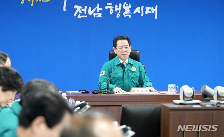 [무안=뉴시스] 이창우 기자=김영록 전남도지사 6일 오후 도청 재난종합상황실에서 실·국장을 비롯해 시·군 부단체장들이 영상회의로 참석한 가운데 '조류인플루엔자(AI)I 대응 재난대책 회의'를 주재하고 있다. (사진=전남도 제공) 2023.12.06. photo@newsis.com *재판매 및 DB 금지