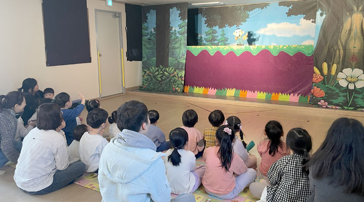 [함평=뉴시스] 전남 함평도서관 찾아가는 인형극 공연. (사진=전남도교육청 제공) photo@newsis.com *재판매 및 DB 금지