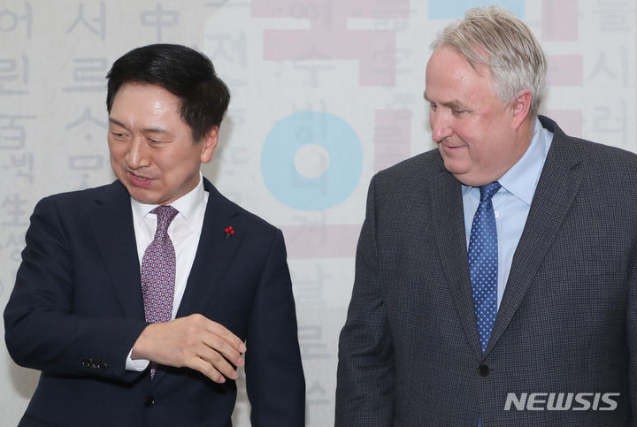김기현-인요한 회동. [서울=뉴시스] 이영환 기자 = 김기현(왼쪽) 국민의힘 대표와 인요한 혁신위원장이 6일 오후 서울 여의도 국회에서 회동을 하고 있다. (공동취재) 2023.12.06. photo@newsis.com