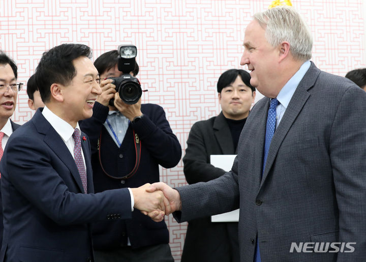 환하게 웃으며 인사하는 김기현-인요한.  [서울=뉴시스] 이영환 기자 = 김기현(왼쪽) 국민의힘 대표와 인요한 혁신위원장이 6일 오후 서울 여의도 국회에서 회동에 앞서 인사를 나누고 있다. (공동취재) 2023.12.06. photo@newsis.com