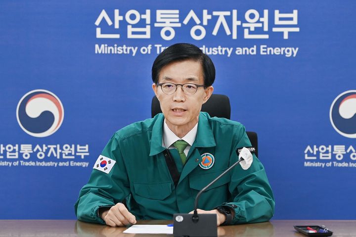 [서울=뉴시스] 김진아 기자 = 방문규 산업통상자원부 장관이 6일 정부세종청사 산업부 비상재난대응 상황실에서 열린 울산 정전 관련 비상 점검회의를 주재하고 있다. (사진=산업통상자원부 제공) 2023.12.06. photo@newsis.com *재판매 및 DB 금지