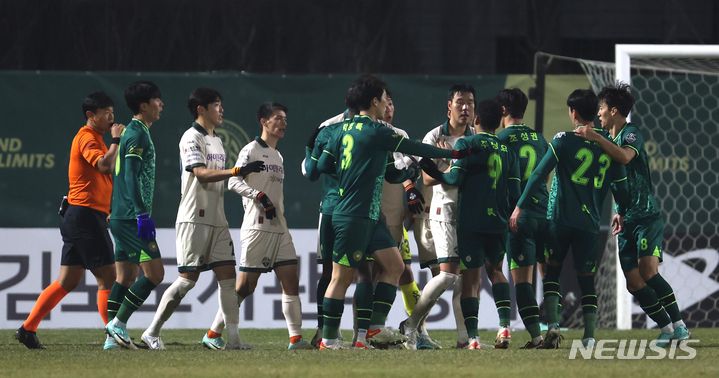 [김포=뉴시스] 김근수 기자 = 6일 경기 김포시 김포솔터축구장에서 열린 하나원큐 K리그 2023 승강 플레이오프(PO) 1차전 김포FC 대 강원FC의 경기, 후반 양팀 선수들이 충돌하고 있다. 2023.12.06. ks@newsis.com