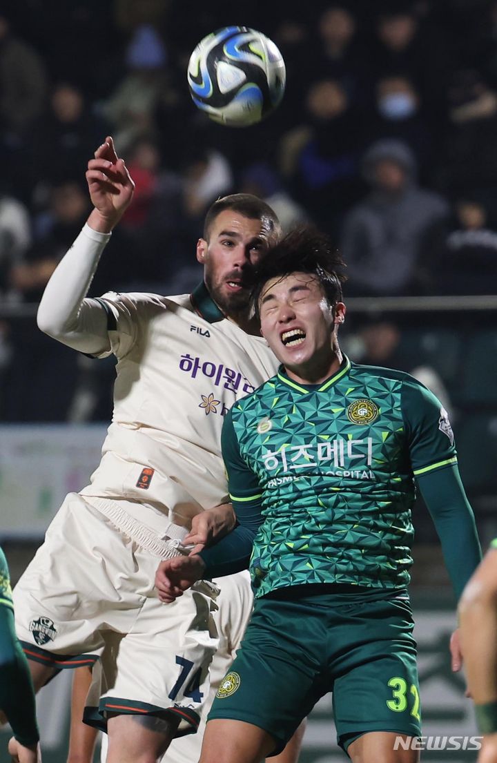 [김포=뉴시스] 김근수 기자 = 6일 경기 김포시 김포솔터축구장에서 열린 하나원큐 K리그 2023 승강 플레이오프(PO) 1차전 김포FC 대 강원FC의 경기, 후반 강원FC 강투지와 김포FC 윤민호가 헤딩경합을 하고 있다. 2023.12.06. ks@newsis.com