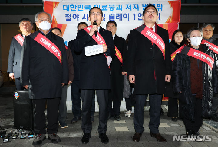 [서울=뉴시스] 최진석 기자 = 이필수 대한의사협회 회장이 6일 서울 용산 대한의사협회 앞 천막농성장에서 열린 대한민국 의료붕괴 저지 범대위 철야 시위 및 릴레이 1인 시위 관련 기자회견에서 발언하고 있다. 2023.12.06. myjs@newsis.com