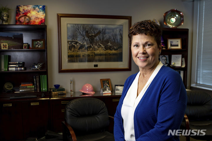 [그랜드 아일랜드(미 네브래스카주)=AP/뉴시스]직장이나 학교까지의 먼 거리를 걷거나 자전거로 이동하는 근로자와 학생들이 많은 미 네브래스카주 그랜드 아일랜드에서는 이들의 교통 수요를 충족시킬 수 있는 버스 시스템 개발을 연구하고 있는 로라 맥알룬 시 행정관. 빌 & 멜린다 게이츠 재단(이하 게이츠 재단)이 7일 경제적 이동성(economic mobility)에 대한 연구 지원을 위해 1억 달러(약 1320억원)을 기부하겠다고 밝혔다. 게이츠 재단은 지난해 4년에 걸쳐 4억6000만 달러(약 6070억원)를 기부, 수혜자들에게 더 많은 권한을 부여하고, 기부금이 영향을 미치는 속도를 가속화하기 위해 재단의 운영 방식을 바꿀 것이라고 밝혔는데 이날 1억 달러 기부는 그 일환이다. 2023.12.07.