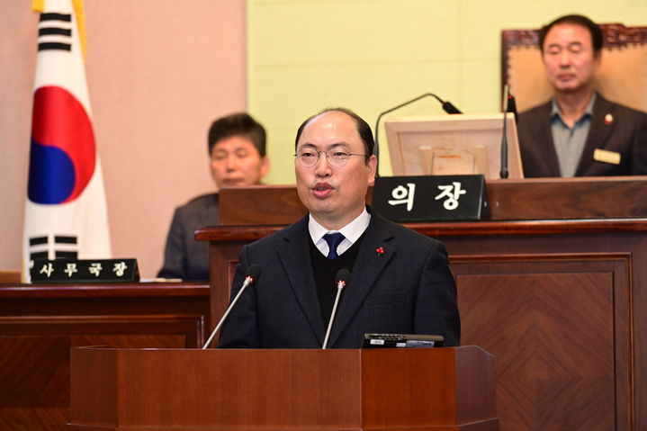 [거제=뉴시스] 신정철 기자= 거제시의회 경제관광위원회 이태열 시의원(고현·장평·중곡·수양동, 더불어민주당)은 지난 6일 거제시의회 제243회 제2차 정례회에서 5분 자유발언을 통해 곧 준공 예정인 반다비체육센터 운영에 있어 운영 계획조차 제대로 수립하지 못한 거제시 집행부의 안일함을 강하게 질타했다.사진은 이태열 시의원의 5분 자유발언 모습.(사진=거제시의회 제공).2023.12.07. photo@newsis.com *재판매 및 DB 금지