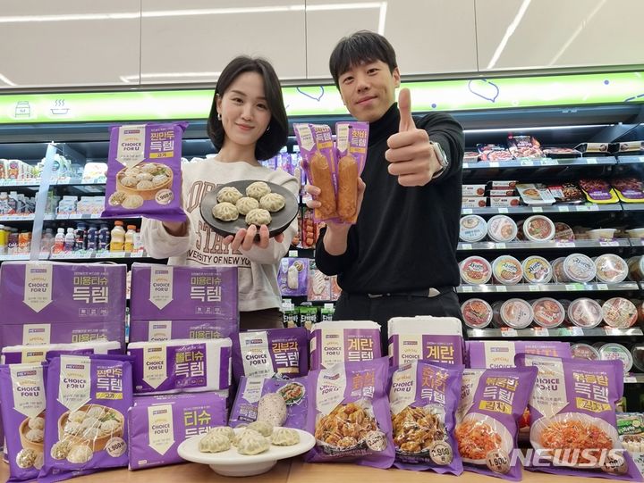 [서울=뉴시스]편의점 CU는 초저가 PB(자체 브랜드)인 득템 시리즈가 NB(제조업체 브랜드) 상품들을 제치고 각 카테고리별 판매량 1위를 기록했다고 7일 밝혔다.2023.12.07.(사진=CU 제공)photo@newsis.com