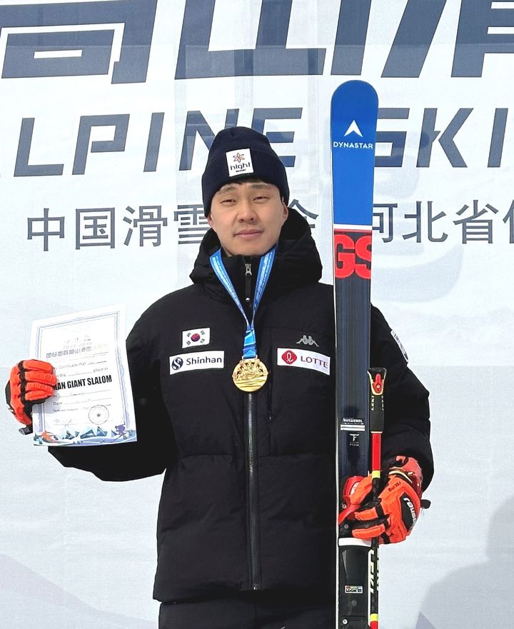 [서울=뉴시스] 2023~2024시즌 국제스키연맹(FIS) 극동컵 남자 대회전 경기에서 우승한 정동현. (사진 = 미동부한인스키협회 제공) *재판매 및 DB 금지