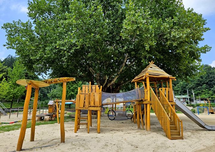 [안동=뉴시스] 전국 학교 중 유일하게 2023년 우수 어린이놀이시설에 선정된 봉성초 어린이 놀이시설. 2023.12.07 *재판매 및 DB 금지