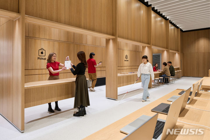 [서울=뉴시스] 애플이 경기 하남시 스타필드 하남에 애플스토어 6호점 '애플 하남'을 9일 연다. 애플 하남은 픽업 스테이션 옆에 수리 등 기술 상담 공간인 '지니어스 바'가 별도로 마련돼 있다. (사진=애플 제공)