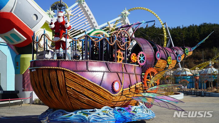 [창원=뉴시스] 경남마산로봇랜드 10m 길이의 고래 퍼레이드카와 산타. (사진=마산로봇랜드 제공)2023.12.07. photo@newsis.com