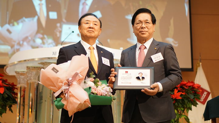 [서울=뉴시스] 오늘 제7회기 한교총 대표회장 장종현 목사님과 이임하시는 제6회기 대표회장 이영훈 목사님입니다. *재판매 및 DB 금지