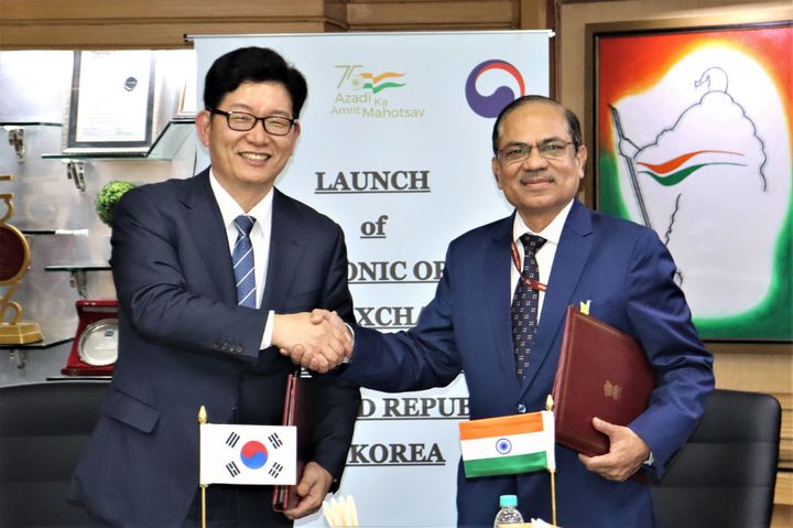 [대전=뉴시스] 6일 고광효 관세청장(왼쪽)이 인도 뉴델리에서 인도 관세당국과 고위급 양자회의를 마치고 아가왈 인도 중앙 간접세·관세위원회 위원장과 악수를 하고 있다.(사진=관세청 제공) *재판매 및 DB 금지