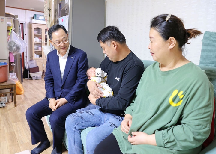 [해남=뉴시스] 출산가정 방문한 명현관 해남군수. *재판매 및 DB 금지