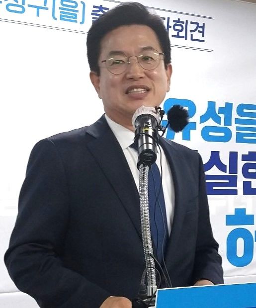 [대전=뉴시스] 조명휘 기자 = 허태정 전 대전시장이 7일 오후 더불어민주당 대전시당에서 출마회견을 열고 내년 총선에서 유성구을 지역구에 출마하겠다고 밝히고 있다. 2023.12.07. photo@newsis.com *재판매 및 DB 금지