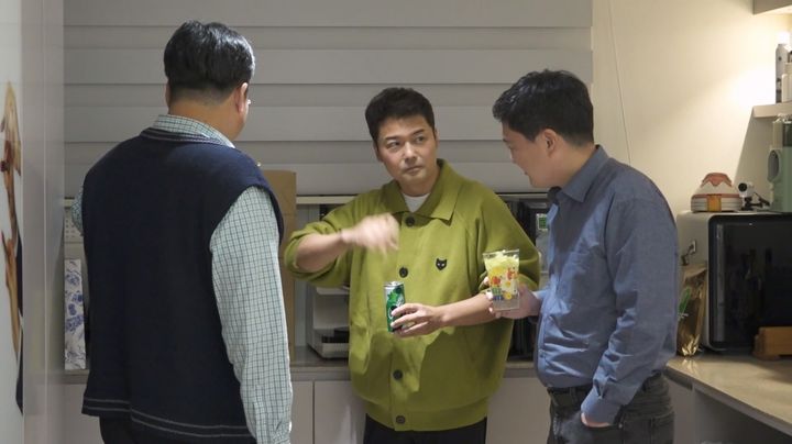 [서울=뉴시스] 8일 오후 11시10분 방송되는 MBC '나 혼자 산다'는 전현무와 고등학교 친구들이 함께 보내는 일상으로 꾸며진다. (사진=MBC '나 혼자 산다' 제공) 2023.12.07. photo@newsis.com *재판매 및 DB 금지