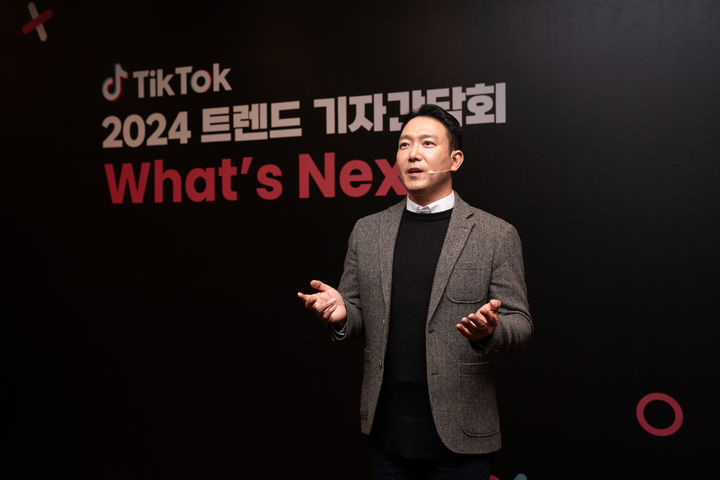 손현호 틱톡코리아 글로벌 비즈니스 솔루션 제너럴 매니저(GM)가 7일 서울 신라호텔에서 열린 2024 트렌드 기자간담회 What's Next에서 2023년 트렌드를 분석하고 있다.(사진 : 틱톡 제공) *재판매 및 DB 금지