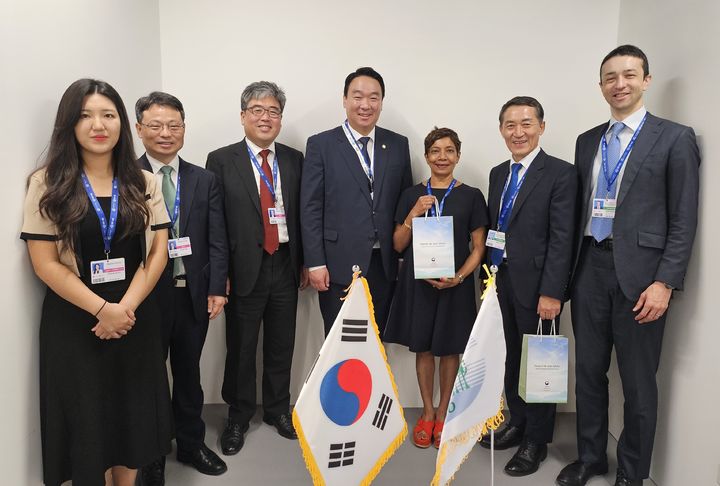 [대전=뉴시스] 지난 6일 두바이서 열린 국제열대목재기구(ITTO)와의 고위급 회의에서 임상섭(왼쪽서 세번째) 산림청 차장이 정희용(왼쪽서 네번째) 의원, 샴 사쿠루(왼쪽서 다섯째) ITTO 사무총장과 기념촬영을 하고 있다.(사진=산림청 제공) *재판매 및 DB 금지