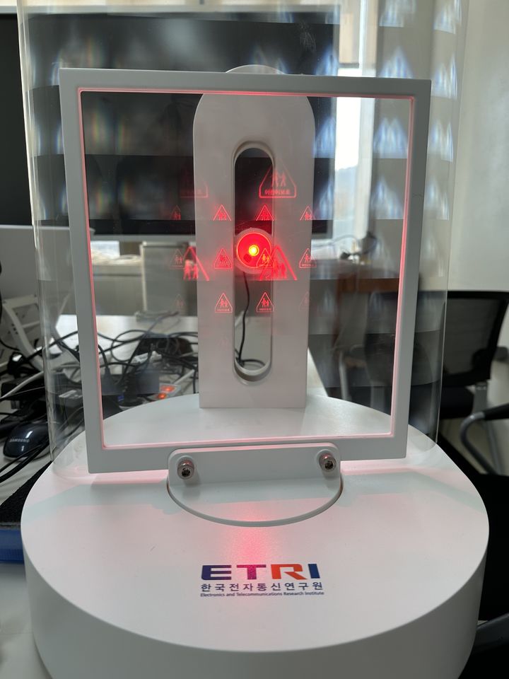 [대전=뉴시스] ETRI가 민간과 공동개발한 공간터치 기술 구현이 가능한 홀로그램 디스플레이.(사진=ETRI 제공) *재판매 및 DB 금지