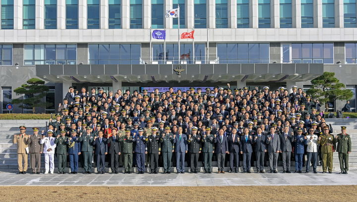 7일 충남 논산 국방대 본관 앞 잔디광장에서 제68회 안보과정을 수료한 졸업생들이 기념사진을 찍고 있다. 2023. 12. 07 *재판매 및 DB 금지