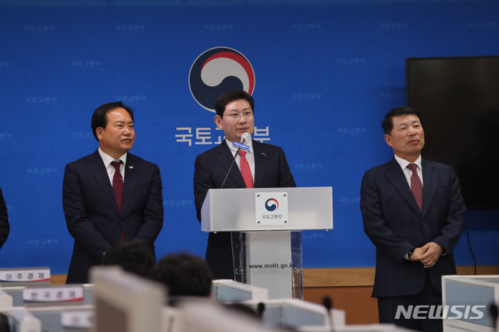 [용인=뉴시스] 11월 15일 세종시 국토교통부 청사에서 공공주택지구 지정 계획이 발표된 가운데 이상일 용인특례시장이 기자들의 질의에 답변하고 있다.(사진=용인시 제공)2023.12.07. sonanom@newsis.com