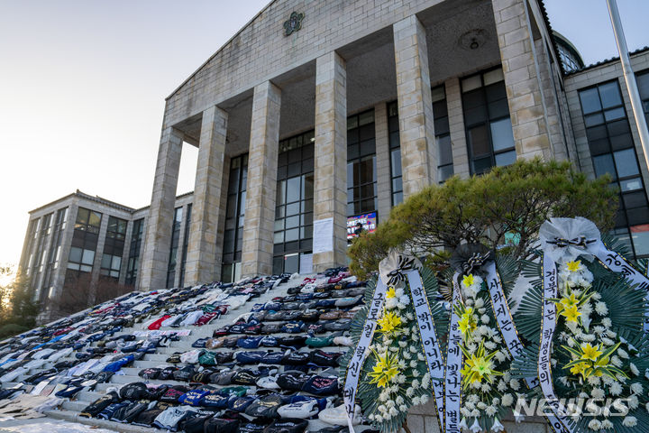 [대구=뉴시스] 김정화 기자 = 7일 오후 대구 북구 경북대학교 본관 앞 계단이 경북대와 금오공대 통합을 반대하는 학생들의 학과 점퍼로 가득찼다. 2023.12.07. jungk@newsis.com 