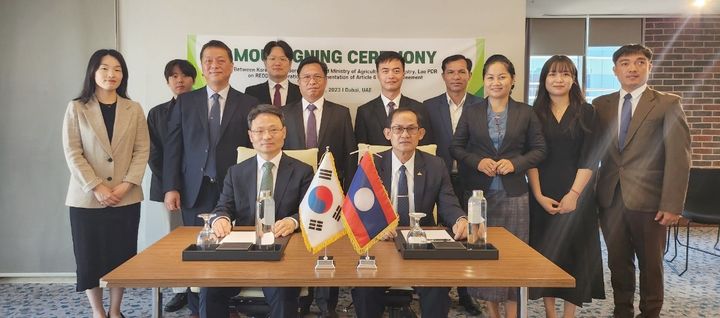 [대전=뉴시스] 산림청 박은식 국제산림협력관이 라오스 정부 관계자와 국외산림탄소축적증진(REDD+) 사업 양해각서를 체결한 뒤 양국 관계자들과 기념촬영을 하고 있다.(사진=산림청 제공) *재판매 및 DB 금지