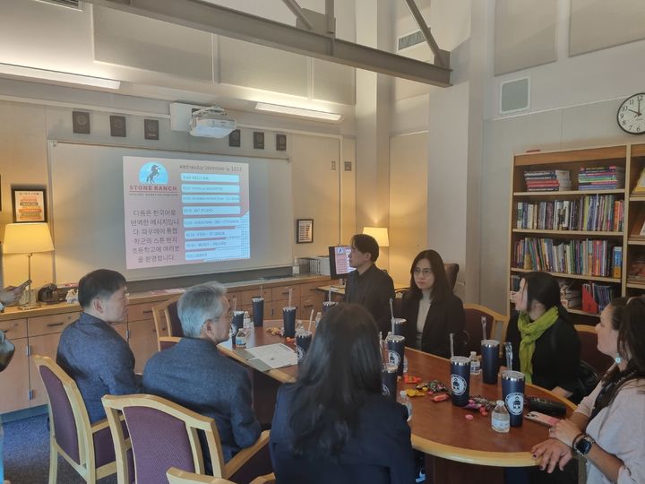 스톤 랜치 초등학교 관계자로부터 학교소개를 받고 있는 모습 *재판매 및 DB 금지