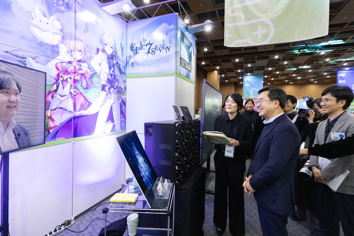 김동연 경기도지사가 성과전시회 라운딩하고 있다. (사진=경기도 제공) *재판매 및 DB 금지