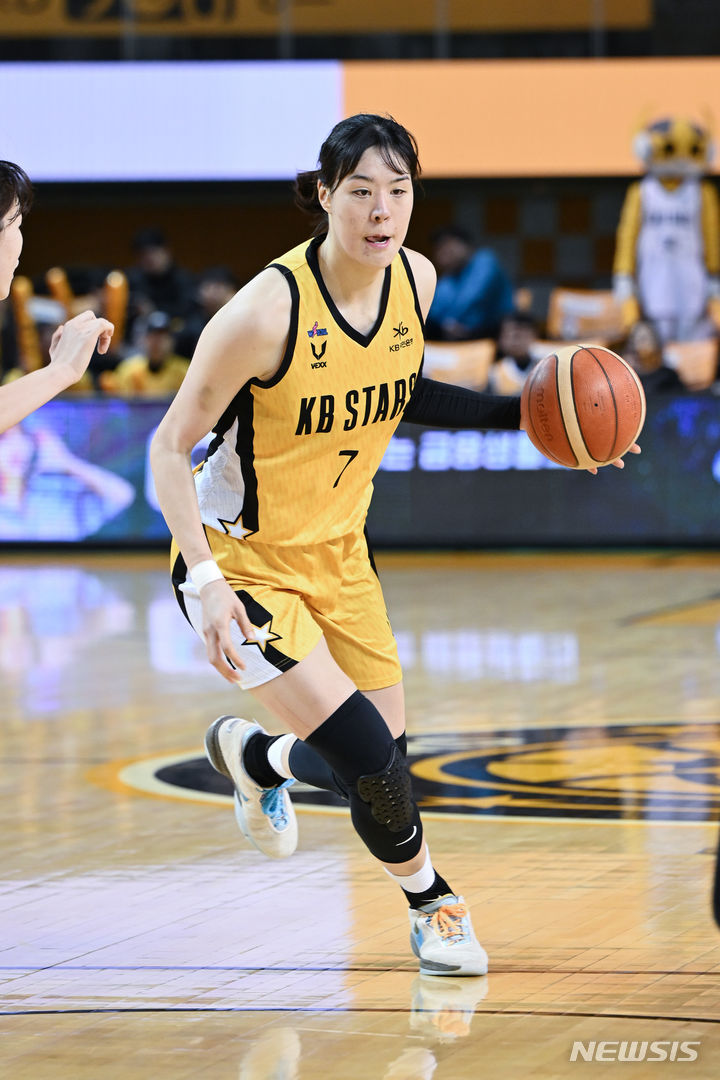 [서울=뉴시스]여자농구 청주 KB국민은행 박지수 (사진 = WKBL 제공)