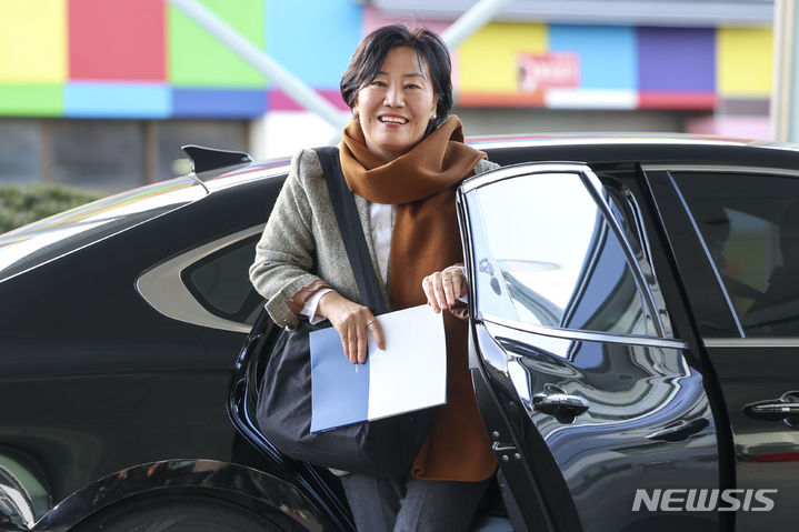 [서울=뉴시스] 정병혁 기자 = 송미령 신임 농림축산식품부 장관 후보자가 7일 서울 서초구 양재aT센터에 마련된 인사청문회 준비 사무실로 출근하고 있다. 2023.12.07. jhope@newsis.com