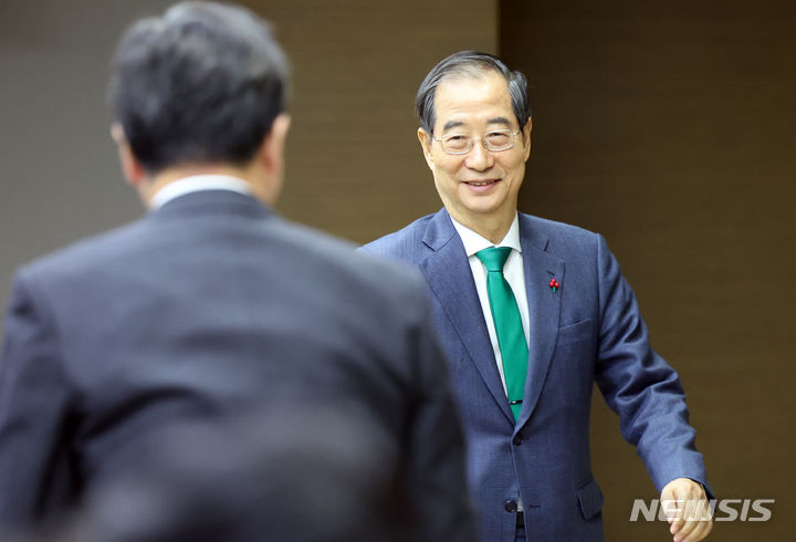 [세종=뉴시스] 강종민 기자 = 한덕수 국무총리가 7일 세종시 정부세종청사에서 열린 국정현안 관계장관회의에 참석, 정황근 농림축산식품부 장관과 인사하고 있다. 2023.12.07. ppkjm@newsis.com