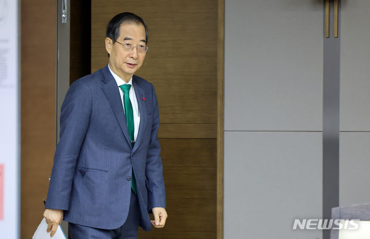 [세종=뉴시스] 강종민 기자 = 한덕수 국무총리가 7일 세종시 정부세종청사에서 열린 국정현안 관계장관회의에 참석하고 있다. 2023.12.07. ppkjm@newsis.com