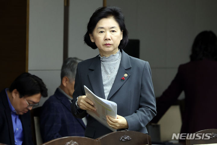 [세종=뉴시스] 강종민 기자 = 지영미 질병관리청장이 지난달 7일 세종시 정부세종청사에서 열린 국정현안 관계장관회의에 참석하는 모습. 2023.12.07. ppkjm@newsis.com