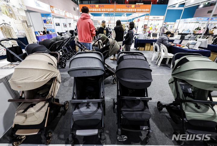 [서울=뉴시스] 정병혁 기자 =지난 7일 서울 강남구 세텍에서 열린 서울베이비키즈페어를 찾은 시민들이 육아용품들을 살펴보고 있다. (해당 사진은 기사와 직접 관련이 없습니다.) 2023.12.07. jhope@newsis.com