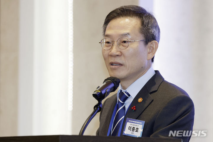 [서울=뉴시스] 최동준 기자 = 이종호 과학기술정보통신부 장관이 7일 서울 관악구 서울대학교 호암교수회관에서 열린 학회연합회 종합간담회에 참석해 인사말을 하고 있다. 2023.12.07. photocdj@newsis.com