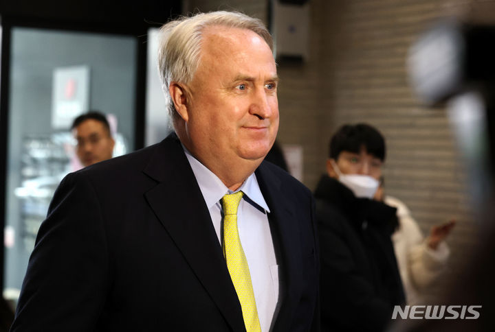 [서울=뉴시스] 추상철 기자 = 인요한 국민의힘 혁신위원장이 7일 오전 서울 여의도 국민의힘 당사에서 출근하고 있다. 2023.12.07. scchoo@newsis.com