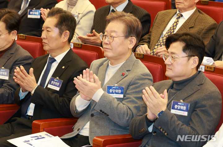 [서울=뉴시스] 고범준 기자 = 이재명 더불어민주당 대표, 홍익표 원내대표 등 참석 의원들이 7일 오전 서울 여의도 국회 도서관에서 열린 제2차 중앙위원회의에서 박수를 치고 있다. 2023.12.07. bjko@newsis.com