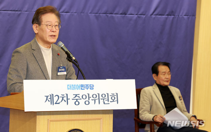 [서울=뉴시스] 고범준 기자 = 이재명 더불어민주당 대표가 7일 오전 서울 여의도 국회 도서관에서 열린 제2차 중앙위원회의에서 인사말을 하고 있다. 2023.12.07. bjko@newsis.com