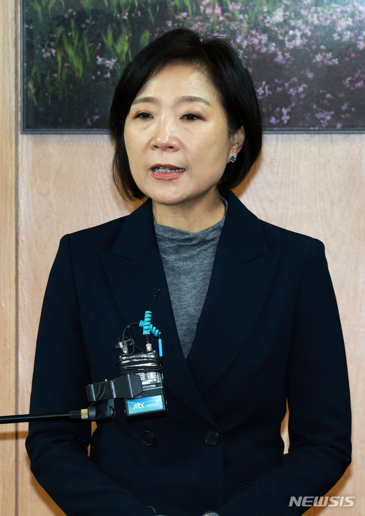 [서울=뉴시스] 고범준 기자 = 오영주 중소벤처기업부 장관 후보자가 7일 오전 서울 영등포구 소상공인연합회에서 차담회를 마치고 방문 소감을 말하고 있다. 2023.12.07. bjko@newsis.com