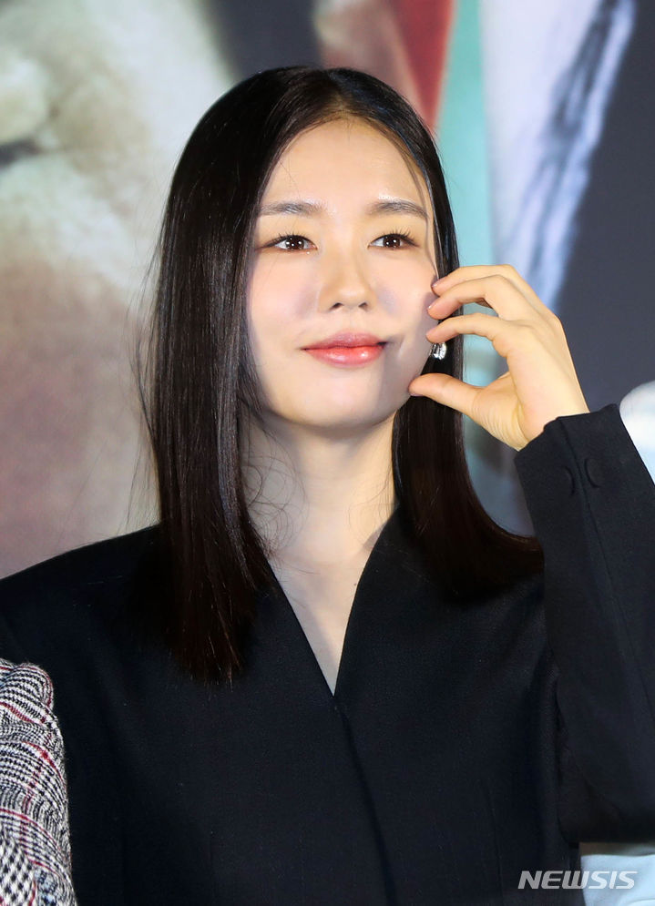 [서울=뉴시스] 김혜진 기자 = 배우 안은진이 7일 오호 서울 광진구 롯데시네마 건대입구에서 열린 영화 '시민덕희'(감독 박영주) 제작보고회에서 포즈를 취하고 있다. '시민덕희'는 보이스피싱을 당한 평범한 시민 덕희(라미란)에게 보이스피싱 조직원 재민(공명)이 구조 요청을 보내면서 벌어지는 이야기를 그린 코미디물이다. 2024년 1월 개봉 예정. 2023.12.07. jini@newsis.com