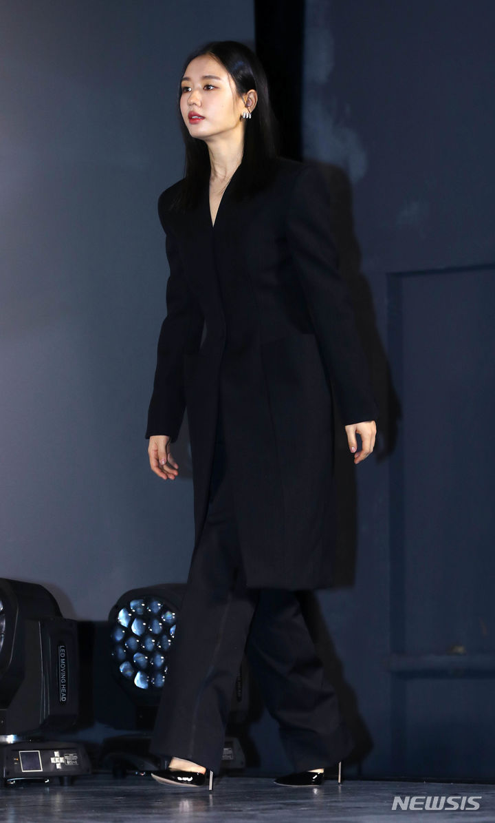 [서울=뉴시스] 김혜진 기자 = 배우 안은진이 7일 오호 서울 광진구 롯데시네마 건대입구에서 열린 영화 '시민덕희'(감독 박영주) 제작보고회에서 포즈를 취하고 있다. '시민덕희'는 보이스피싱을 당한 평범한 시민 덕희(라미란)에게 보이스피싱 조직원 재민(공명)이 구조 요청을 보내면서 벌어지는 이야기를 그린 코미디물이다. 2024년 1월 개봉 예정. 2023.12.07. jini@newsis.com