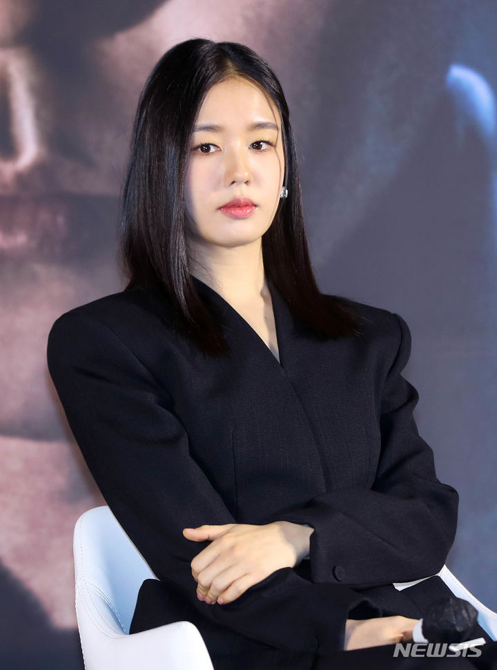 [서울=뉴시스] 김혜진 기자 = 배우 안은진이 7일 오전 서울 광진구 롯데시네마 건대입구에서 열린 영화 '시민덕희'(감독 박영주) 제작보고회에서 영화와 관련된 이야기를 하고 있다. '시민덕희'는 보이스피싱을 당한 평범한 시민 덕희(라미란)에게 보이스피싱 조직원 재민(공명)이 구조 요청을 보내면서 벌어지는 이야기를 그린 코미디물이다. 2024년 1월 개봉 예정. 2023.12.07. jini@newsis.com