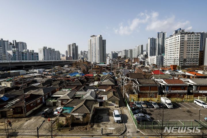 [서울=뉴시스] 정병혁 기자 = 서울 성북구 하월곡동 성매매집결지(속칭 미아리 텍사스)가 재개발로 폐쇄될 예정이다. 지난 10월부터 주민 이주가 시작되어 2024년 초까지 마무리하는 것을 목표로 잡고 있다. 다만 성매매 업주 등 사업자들은 이주기간이 아직 정해지지 않은 상태다. 시민단체는 지난 6일 기자회견을 열고 집결지가 폐쇄되면 성매매 여성들의 자활을 위해 주거비 지원이 필요하다고 주장했다. 사진은 7일 재개발이 예정된 서울 성북구 하월곡동 88번지 일대의 모습. 2023.12.07. jhope@newsis.com