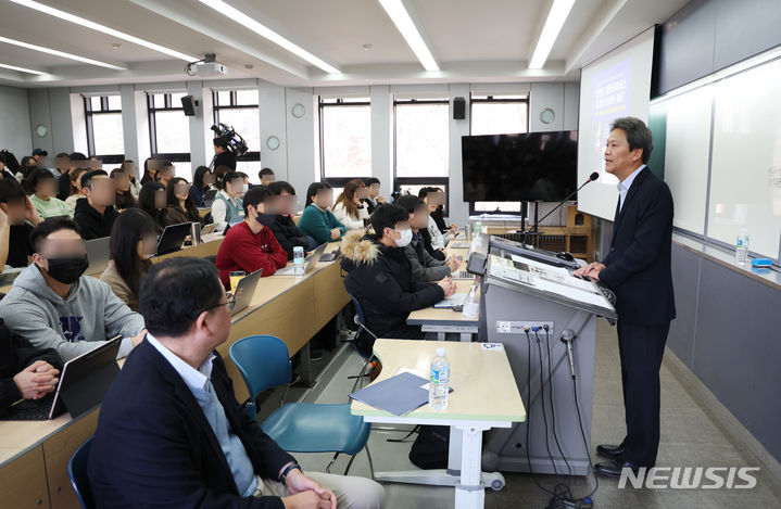 [서울=뉴시스] 고승민 기자 = 임종석 남북경제문화협력재단 이사장이 7일 서울 연세대학교 정치외교학과 강의실에서 열린 최종건 교수의 '동북아국제안보' 과목 종강 기념특강에서 '한반도 평화프로세스, 용기와 인내의 여정'을 주제로 강연을 하고 있다. 2023.12.07. kkssmm99@newsis.com