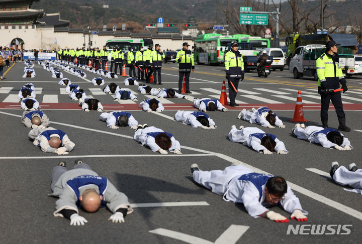 [서울=뉴시스] 김진아 기자 = 서울장애인부모연대 관계자들이 7일 서울 종로구 정부서울청사 앞에서 열린 전국 오체투지 보고대회 및 서울 오체투지 선포식을 마친 후 서울시청으로 오체투지 행진을 하고 있다. 전국장애인부모연대는 '차별없는 세상, 완전한 통합사회 구축'이라는 슬로건 아래, 발달장애인이 자립 생활할 권리, 통합교육을 받을 권리, 노동할 권리 등을 촉구하며 제주에서 서울까지 전국 각지에서 오체투지 행진을 진행했다. 2023.12.07. bluesoda@newsis.com